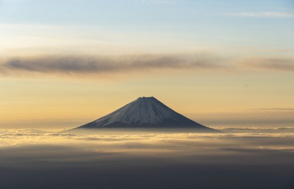 雲の上に山頂がのぞく富士。夜明け。