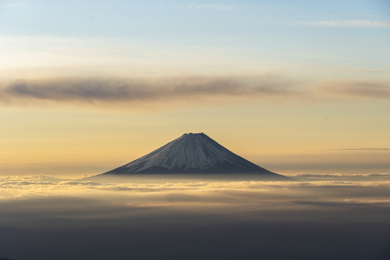 雲の上に山頂がのぞく富士。夜明け。